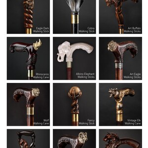 Puede incluir: Una colecci&oacute;n de bastones de madera tallados intrincadamente con dise&ntilde;os de cabezas de animales. Los bastones presentan varios animales, incluyendo un &aacute;guila, una cobra, un b&uacute;falo, un rinoceronte, un elefante, un lobo, un alce, un carnero y un le&oacute;n. Los bastones est&aacute;n todos hechos a mano y tienen un acabado pulido.