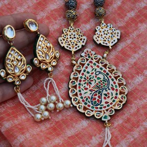 Ensemble de boucles d&#39;oreilles indiennes Kundan Partywear 2 en 1 paon rouge vert émeraude et collier de perles Kundan fait main indienne