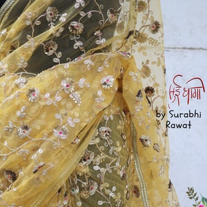 Sari de fiesta amarillo inspirado en Sabyasachi, glamoroso diseñador, con bordado floral y lentejuelas plateadas, sari de red indio, festivo de Diwali