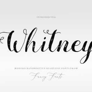 Pode incluir: Gr&aacute;fico digital com a palavra "Whitney" em um script manuscrito em negrito. O texto &eacute; preto sobre um fundo cinza claro. As palavras "Introducing" e "Modern Handwritten Beautiful Fonts From Fancy Fonts" tamb&eacute;m est&atilde;o presentes.