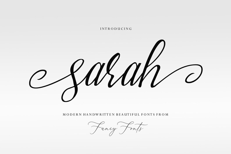Pode incluir: Fonte elegante em script preto com o nome "Sarah" em um fundo branco. A palavra "Introducing" est&aacute; acima do nome, e "Modern Handwritten Beautiful Fonts From Fancy Fonts" abaixo.