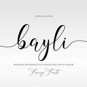 Pode incluir: Gr&aacute;fico digital com a palavra "bayli" em elegante e fluida escrita preta. O texto est&aacute; sobre um fundo cinza gradiente suave. O texto adicional diz "Introducing" e "Modern Handwritten Beautiful Fonts From Fancy Fonts."