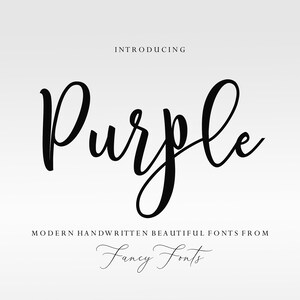Pode incluir: Um design gr&aacute;fico com a palavra "Purple" em um script manuscrito em negrito. O texto &eacute; preto sobre um fundo cinza claro. O texto adicional diz "Introducing" e "Modern Handwritten Beautiful Fonts from Fancy Fonts."