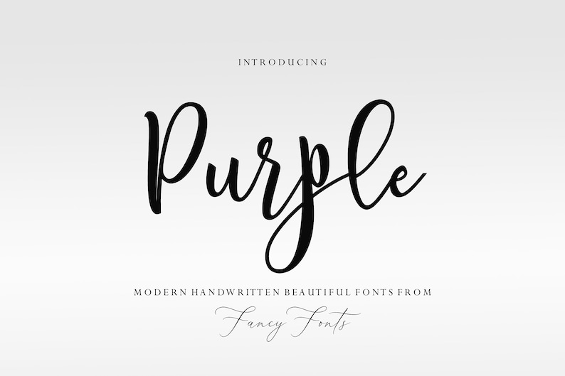 Pode incluir: Um design gr&aacute;fico com a palavra "Purple" em um script manuscrito em negrito. O texto &eacute; preto sobre um fundo cinza claro. O texto adicional diz "Introducing" e "Modern Handwritten Beautiful Fonts from Fancy Fonts."