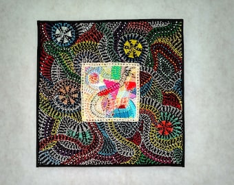 Quilt met abstracte vezelkunst, geborduurde muurdecoratie van textiel, met de hand gewatteerd