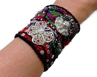 Handgemaakte stoffen manchetarmband, gewatteerde langzame steek, kralen