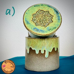 Puede incluir: Un letrero de madera rústico con el texto "Welcome to our home" en letras blancas. El letrero presenta un acabado envejecido y un diseño simple y acogedor, ideal para la decoración de la puerta principal.