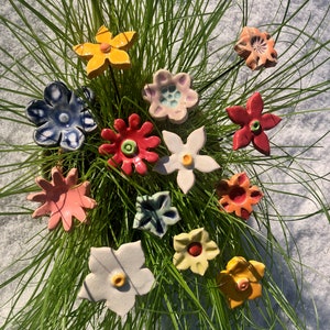 5 peças. Flores de cerâmica NOVAS CORES