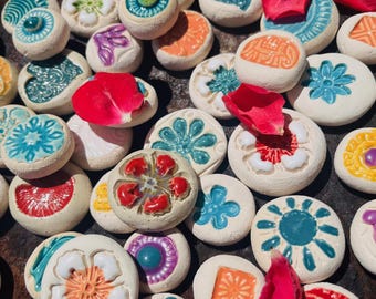 farbige Insektentränkensteine aus gebranntem Ton