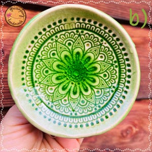 Könnte beinhalten: Grüne Keramik Schale mit einem weißen und grünen Mandala-Design. Die Schale hat einen Durchmesser von etwa 12,5 cm.