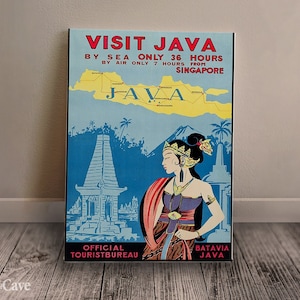 Könnte beinhalten: Ein Vintage-Reiseposter, das einen Besuch in Java, Indonesien, bewirbt. Das Poster zeigt eine Karte von Java, eine traditionelle indonesische Frau in farbenfroher Kleidung und den Text "VISIT JAVA BY SEA ONLY 36 HOURS BY AIR ONLY 7 HOURS FROM SINGAPORE OFFICIAL TOURISTBUREAU BATAVIA JAVA".
