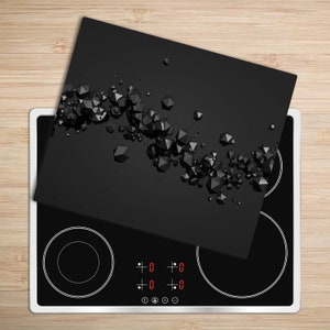 Puede incluir: Una placa de cocina de vidrio negro con cuatro quemadores, con una tabla de cortar negra decorada con formas geométricas oscuras. La placa de cocina tiene controles digitales con números y símbolos rojos iluminados. El fondo es de vetas de madera clara.