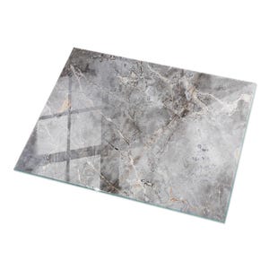 Può includere: Tagliere rettangolare in marmo grigio con superficie lucida. La tavola presenta un motivo marmoreo naturale con venature bianche e marroni. I bordi sono chiari e lisci, suggerendo vetro o materiale simile.