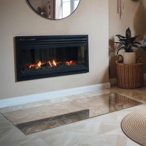 Focolare rettangolare con foglie in motivi delicati, decorazione per camino beige, estensione in vetro per focolare, elegante piastra per focolare