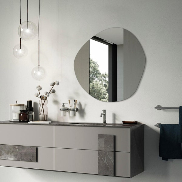 Specchio sospeso asimmetrico per bagno, design minimalista, specchio di forma irregolare, senza cornice, decorazione da parete