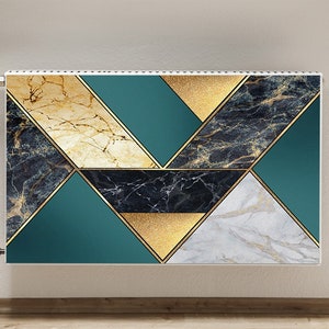 Puede incluir: Una cubierta de radiador geométrica de color turquesa, negro, blanco y dorado con un patrón de mármol.