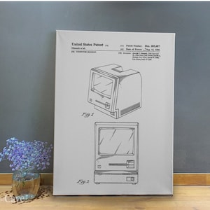 Puede incluir: Un dibujo en blanco y negro de un ordenador sobre un fondo blanco. El dibujo es una patente para una carcasa de ordenador. El número de patente es Des. 285,687 y la fecha de la patente es el 16 de diciembre de 1986.
