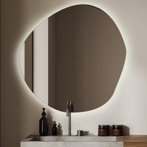 Asymmetrische LED-spiegel voor badkamer Warm/Neutraal/Koel LED, Modern Design, LED-licht, Spiegel met onregelmatige vorm, Make-upspiegel afbeelding 6