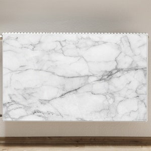 Op de afbeelding: Witte radiator met een marmerpatroon aan de voorkant.