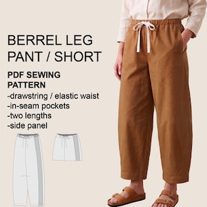Può includere: Pantaloni marroni a gamba larga con vita elastica e coulisse bianca, tasche nelle cuciture e pannelli laterali. Il testo recita: BERREL LEG PANT / SHORT, PDF SEWING PATTERN, -drawstring / elastic waist, -in-seam pockets, -two lengths, -side panel.