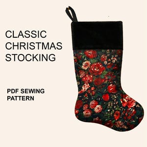 Può includere: Una calza di Natale classica con polsino nero e motivo floreale. La calza presenta uno sfondo scuro con fiori rossi e rosa. Il testo "CLASSIC CHRISTMAS STOCKING" e "PDF SEWING PATTERN" sono visibili.