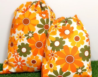 Bolsas de regalo con cordón y estampado floral naranja estilo retro de los años 70.