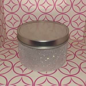 Op de afbeelding: Een zilveren blikken container met een witte glitterafwerking. Het deksel is zilverkleurig en heeft een glad oppervlak.