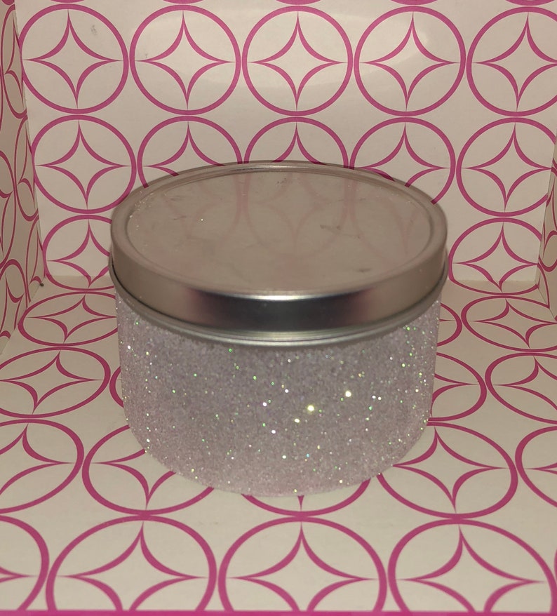 Op de afbeelding: Een zilveren blikken container met een witte glitterafwerking. Het deksel is zilverkleurig en heeft een glad oppervlak.