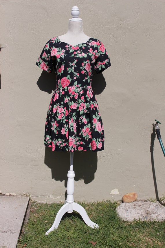 Run & Fly Dress. San Francisco Dress. Volup. Looks like a 50ies cut. Floral. Run & Fly Dress. San Francisco Dress. Volup. Looks like a 50ies cut. Floral.