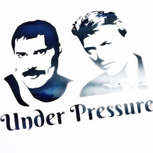Può includere: Silhouette in bianco e nero di due musicisti, Freddie Mercury e David Bowie, con il testo "Under Pressure" sotto.