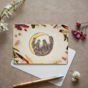 Cartolina 'Le Donne della Luna che Cantano' Natura Connessione Sorelle della Luna