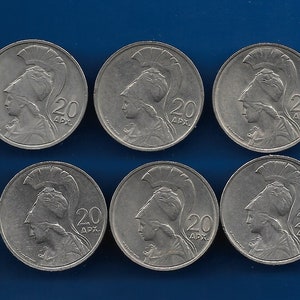 Puede incluir: Seis monedas griegas de dracma de plata con la imagen de una mujer con casco y el texto "20 ΔΡΧ" en cada moneda.