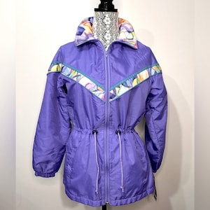 Vintage 80er Jahre Skibomberjacke in lila mit Blumendetails
