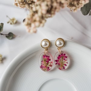 Gemêleerde oorbellen: sieraden van echt geperste bloemhars