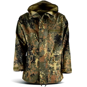 Puede incluir: Chaqueta de camuflaje con capucha, con un patrón de manchas verdes, marrones y negras. La chaqueta tiene cierre de botones, dos bolsillos delanteros y puños ajustables. Este abrigo de estilo militar está diseñado para uso en exteriores.