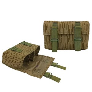 Puede incluir: Dos bolsas de estilo militar. Las bolsas son de color beige con un patrón de rayas verticales marrones. Las bolsas tienen correas y hebillas verdes. Una bolsa está abierta, revelando el interior. La otra bolsa está cerrada.