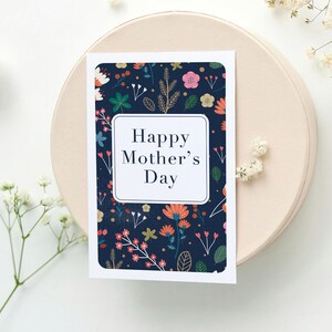 Tarjeta imprimible del Día de la Madre, descargable al instante para mamá, abuela o esposa. Tarjeta imprimible en blanco con la mitad de la letra estadounidense "Feliz Día de la Madre".