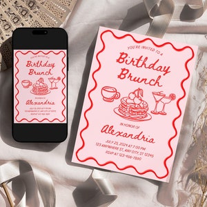 Könnte beinhalten: Rosafarbene Einladung zu einem Geburtstagsbrunch mit rotem Text und einer Zeichnung eines Tellers mit Pfannkuchen mit Kirschen und einem Glas Mimosa. Der Text lautet "Sie sind zu einem Geburtstagsbrunch zu Ehren von Alexandria eingeladen" mit Datum, Uhrzeit und RSVP-Informationen.