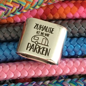 Schlüsselanhänger aus Segelseil mit versilbertem Zwischenstück mit Gravur "Zuhause ist wo wir parken" (Wohnwagen) in Wunschfarbe