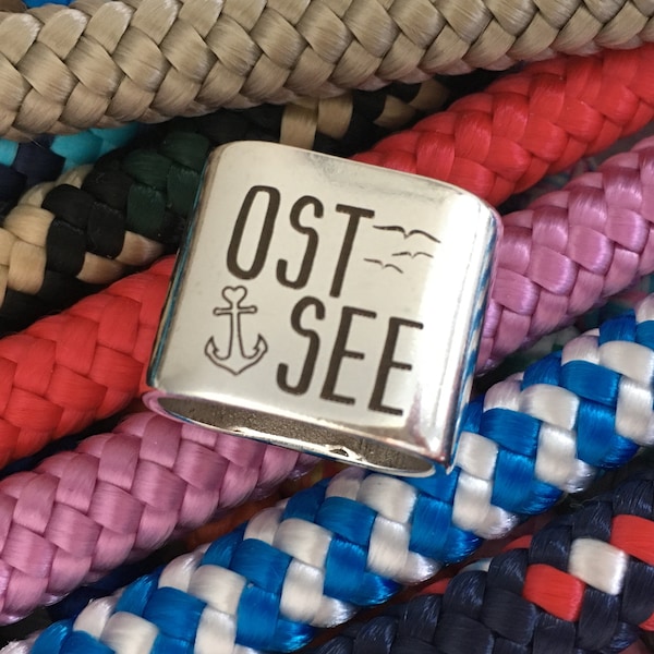 Schlüsselanhänger aus Segelseil mit versilbertem Zwischenstück mit Gravur "Ostsee" in Wunschfarbe ganz individuell