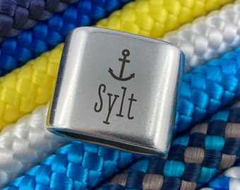 Schlüsselanhänger aus Segelseil mit versilbertem Zwischenstück mit Gravur "Sylt" in Wunschfarbe ganz individuell