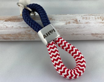 Schlüsselanhänger aus Segelseil mit versilbertem Zwischenstück mit Gravur "Ahoi mit Herz", dunkelblau/ rot-weiß