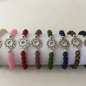 Chakraarmband aus Polarisperlen in verschiedenen Farben mit versilbertem Verbinder Kronenchakra Bild 1