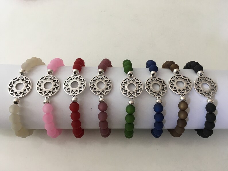 Chakraarmband aus Polarisperlen in verschiedenen Farben mit versilbertem Verbinder Kronenchakra Bild 1