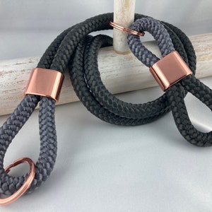 Set of lanyard and key ring made of sailing rope with an intermediate piece in rose gold, gray/dark gray image 1