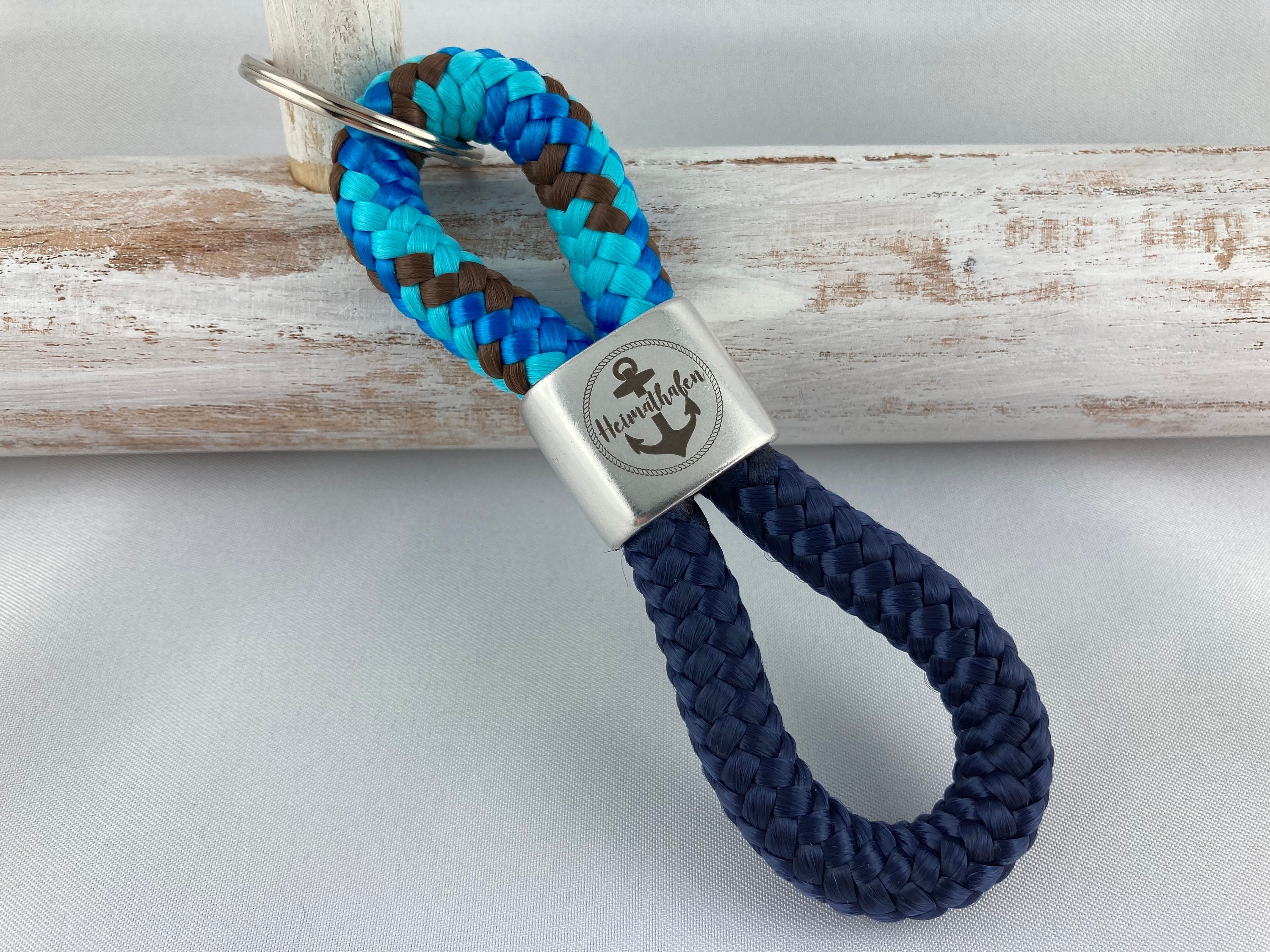 Schlüsselanhänger aus Segelseil mit versilbertem Zwischenstück mit