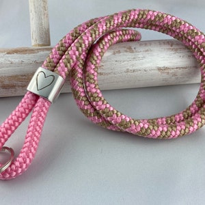 Schlüsselband aus Segelseil mit versilbertem Zwischenstück mit Gravur "Herz", rosa/ rosa-beige