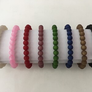 Chakraarmband aus Polarisperlen in verschiedenen Farben mit versilbertem Verbinder Kronenchakra Bild 2