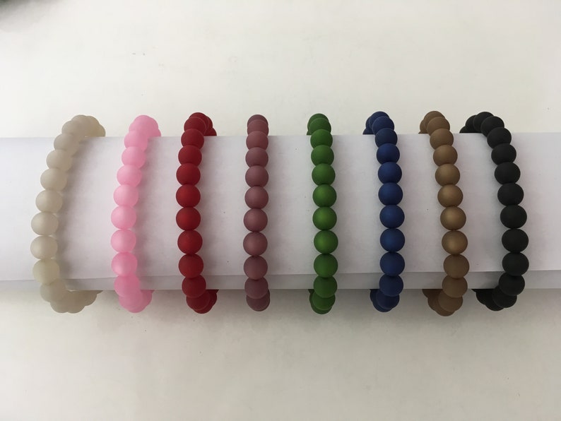 Chakraarmband aus Polarisperlen in verschiedenen Farben mit versilbertem Verbinder Kronenchakra Bild 2