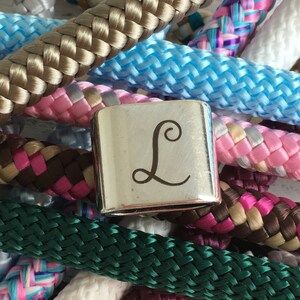 Schlüsselanhänger aus Segelseil mit versilbertem Zwischenstück mit graviertem Buchstaben "L" in Wunschfarbe ganz individuell